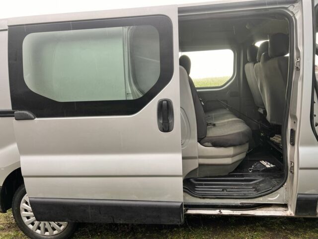 Серый Опель Виваро, объемом двигателя 2.5 л и пробегом 360 тыс. км за 4900 $, фото 2 на Automoto.ua