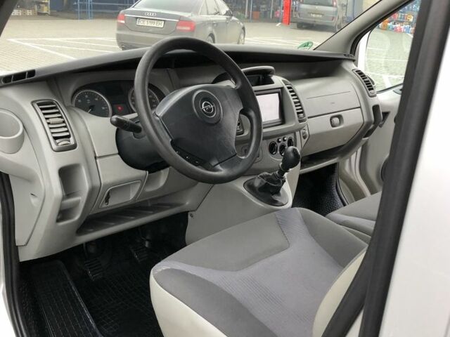 Серый Опель Виваро, объемом двигателя 2 л и пробегом 269 тыс. км за 9700 $, фото 7 на Automoto.ua