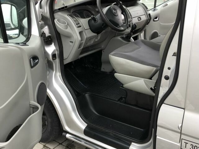 Серый Опель Виваро, объемом двигателя 2 л и пробегом 269 тыс. км за 9700 $, фото 6 на Automoto.ua