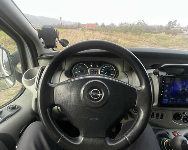 Серый Опель Виваро, объемом двигателя 2.5 л и пробегом 240 тыс. км за 7400 $, фото 9 на Automoto.ua