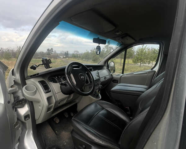 Серый Опель Виваро, объемом двигателя 2.5 л и пробегом 240 тыс. км за 7400 $, фото 7 на Automoto.ua