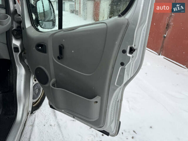 Сірий Опель Віваро, об'ємом двигуна 1.87 л та пробігом 460 тис. км за 4750 $, фото 26 на Automoto.ua