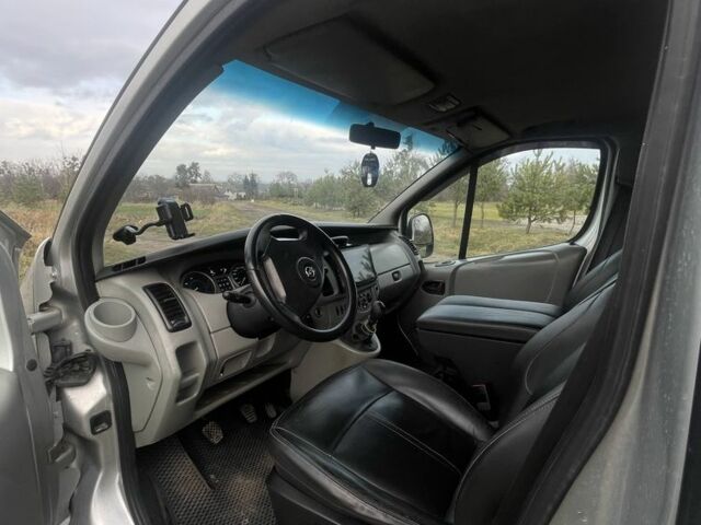 Серый Опель Виваро, объемом двигателя 2.5 л и пробегом 240 тыс. км за 7400 $, фото 7 на Automoto.ua