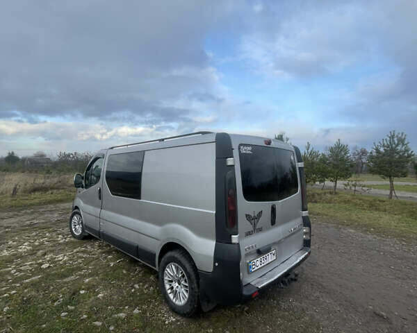 Серый Опель Виваро, объемом двигателя 2.5 л и пробегом 240 тыс. км за 7400 $, фото 4 на Automoto.ua