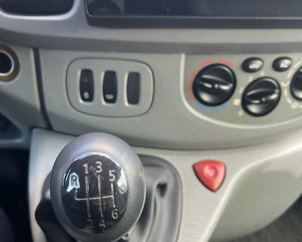 Серый Опель Виваро, объемом двигателя 1.9 л и пробегом 330 тыс. км за 10500 $, фото 27 на Automoto.ua