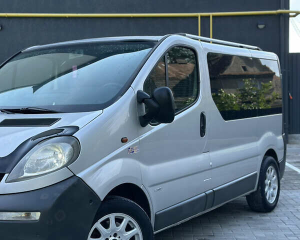 Сірий Опель Віваро, об'ємом двигуна 2.5 л та пробігом 390 тис. км за 5950 $, фото 1 на Automoto.ua