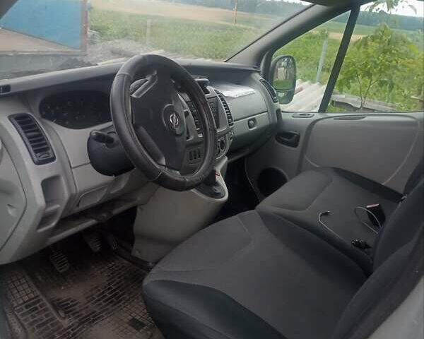 Серый Опель Виваро, объемом двигателя 2.5 л и пробегом 330 тыс. км за 6500 $, фото 5 на Automoto.ua