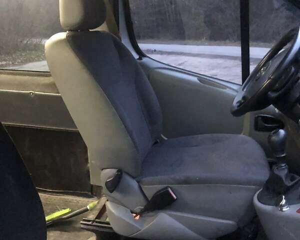 Сірий Опель Віваро, об'ємом двигуна 2.46 л та пробігом 400 тис. км за 6000 $, фото 11 на Automoto.ua