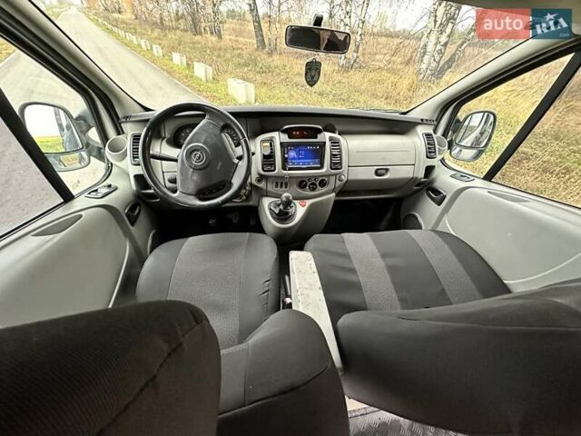Серый Опель Виваро, объемом двигателя 2.46 л и пробегом 404 тыс. км за 7400 $, фото 5 на Automoto.ua