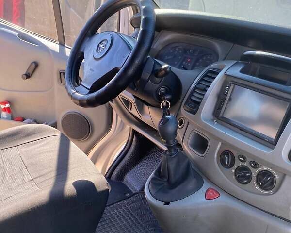 Серый Опель Виваро, объемом двигателя 1.9 л и пробегом 314 тыс. км за 7000 $, фото 5 на Automoto.ua