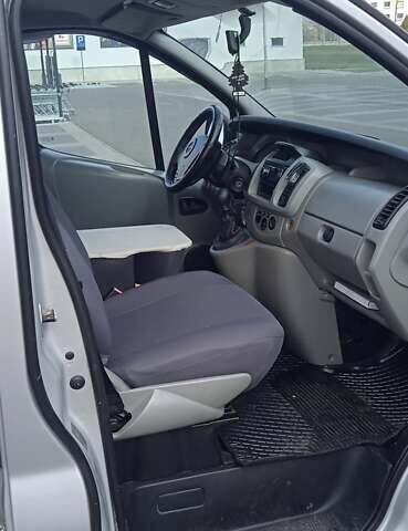 Серый Опель Виваро, объемом двигателя 2.46 л и пробегом 420 тыс. км за 6800 $, фото 12 на Automoto.ua