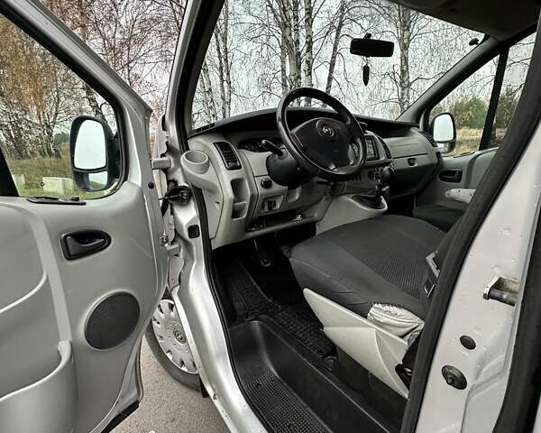 Серый Опель Виваро, объемом двигателя 2.46 л и пробегом 404 тыс. км за 7400 $, фото 6 на Automoto.ua