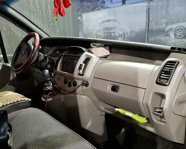 Сірий Опель Віваро, об'ємом двигуна 1.87 л та пробігом 480 тис. км за 6500 $, фото 9 на Automoto.ua