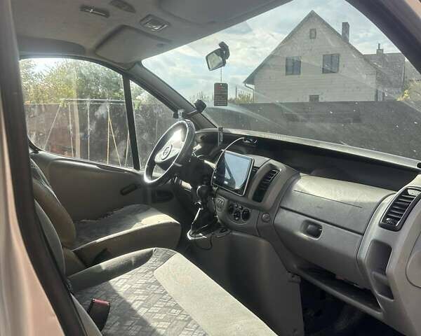 Сірий Опель Віваро, об'ємом двигуна 1.87 л та пробігом 426 тис. км за 8000 $, фото 1 на Automoto.ua