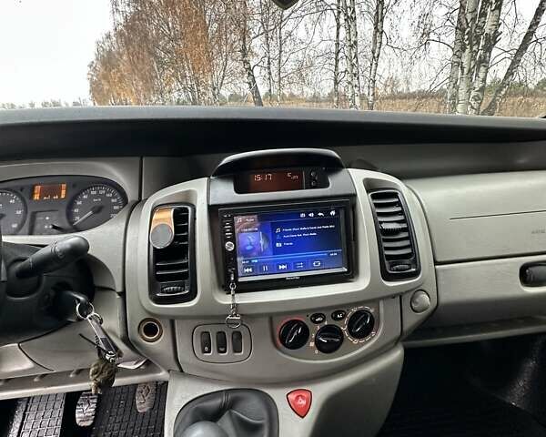 Серый Опель Виваро, объемом двигателя 2.46 л и пробегом 404 тыс. км за 7400 $, фото 4 на Automoto.ua