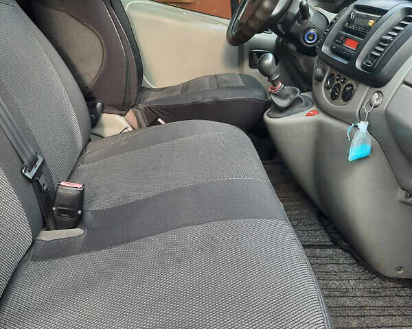 Сірий Опель Віваро, об'ємом двигуна 2.5 л та пробігом 430 тис. км за 9200 $, фото 6 на Automoto.ua