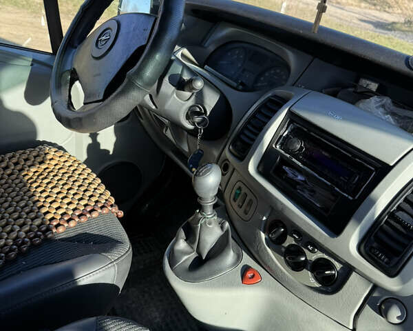 Серый Опель Виваро, объемом двигателя 2.5 л и пробегом 504 тыс. км за 8500 $, фото 6 на Automoto.ua