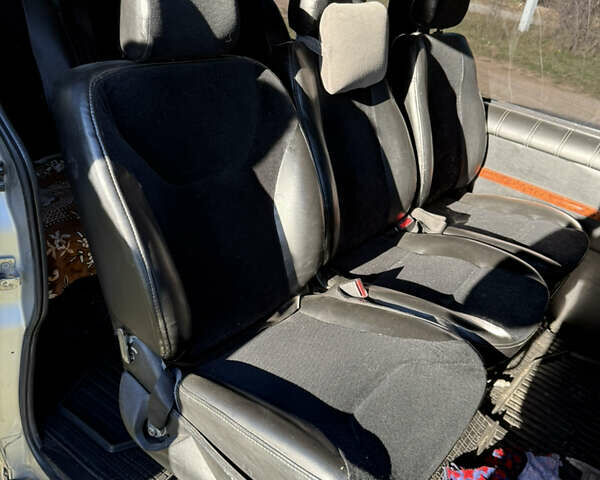 Серый Опель Виваро, объемом двигателя 2.5 л и пробегом 504 тыс. км за 8500 $, фото 5 на Automoto.ua