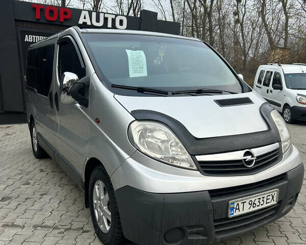 Серый Опель Виваро, объемом двигателя 2.5 л и пробегом 294 тыс. км за 8700 $, фото 2 на Automoto.ua