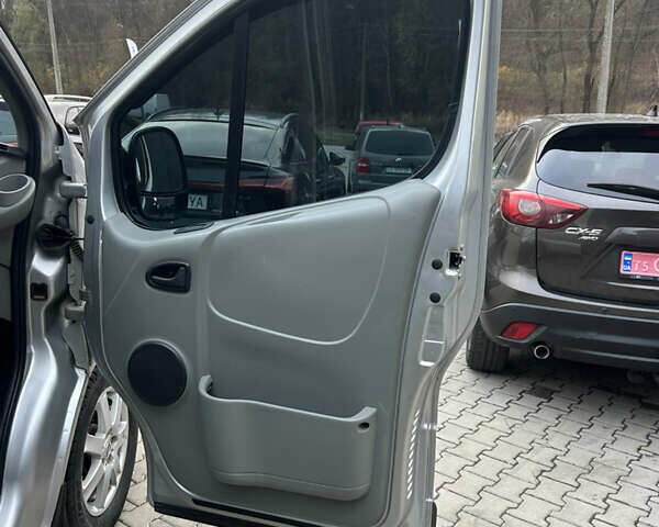 Серый Опель Виваро, объемом двигателя 2.5 л и пробегом 294 тыс. км за 8700 $, фото 15 на Automoto.ua