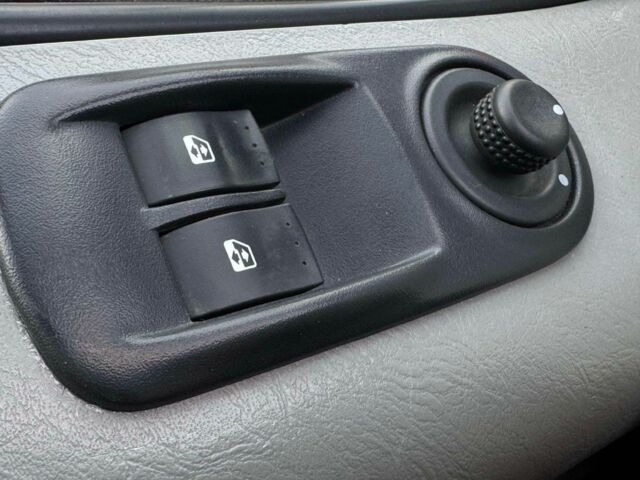 Сірий Опель Віваро, об'ємом двигуна 2.5 л та пробігом 160 тис. км за 7500 $, фото 14 на Automoto.ua