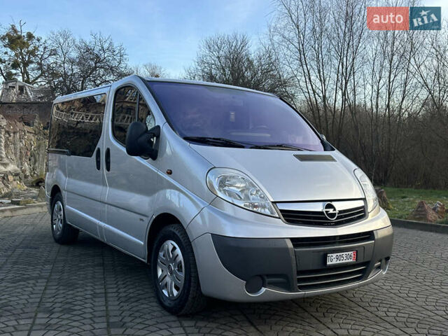 Серый Опель Виваро, объемом двигателя 2.5 л и пробегом 238 тыс. км за 13450 $, фото 4 на Automoto.ua