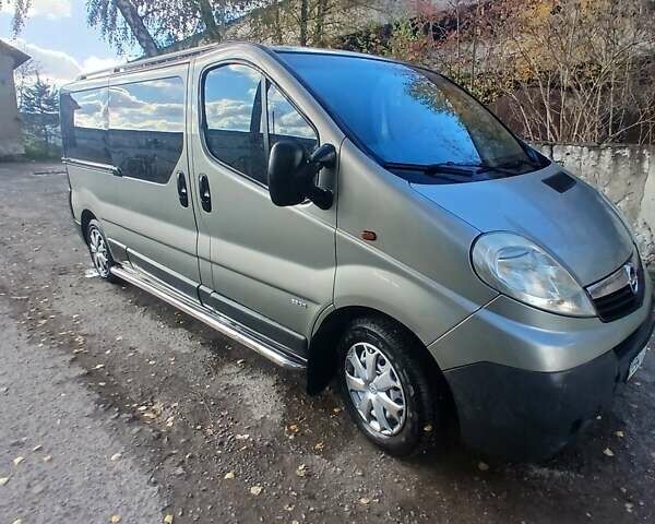 Сірий Опель Віваро, об'ємом двигуна 2 л та пробігом 212 тис. км за 10000 $, фото 4 на Automoto.ua