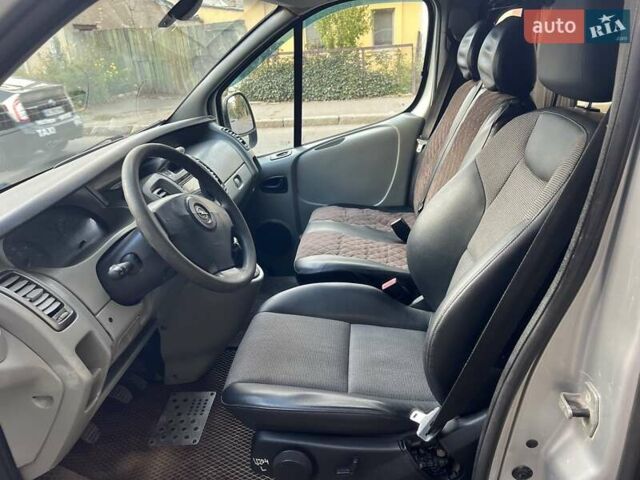 Серый Опель Виваро, объемом двигателя 2.5 л и пробегом 300 тыс. км за 7800 $, фото 5 на Automoto.ua