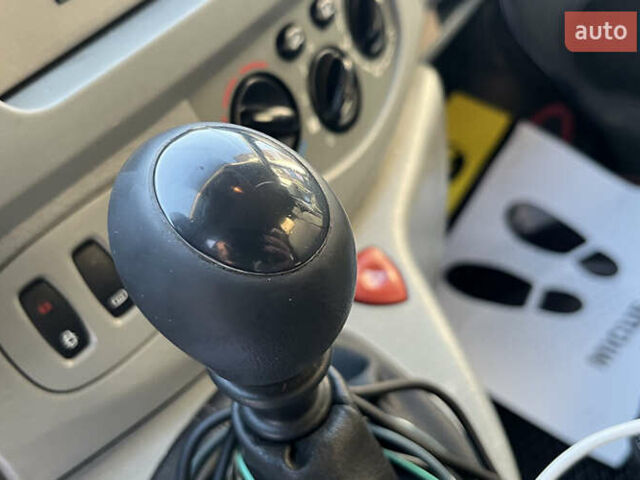 Сірий Опель Віваро, об'ємом двигуна 2 л та пробігом 404 тис. км за 7300 $, фото 10 на Automoto.ua