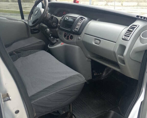 Сірий Опель Віваро, об'ємом двигуна 2 л та пробігом 254 тис. км за 9000 $, фото 20 на Automoto.ua