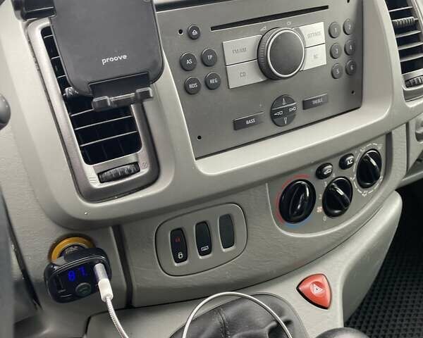 Серый Опель Виваро, объемом двигателя 2 л и пробегом 266 тыс. км за 8500 $, фото 3 на Automoto.ua