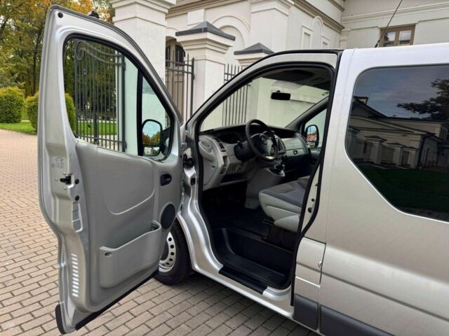 Сірий Опель Віваро, об'ємом двигуна 2.5 л та пробігом 160 тис. км за 7500 $, фото 7 на Automoto.ua