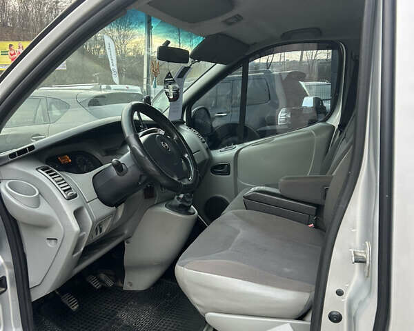 Серый Опель Виваро, объемом двигателя 2.5 л и пробегом 294 тыс. км за 8700 $, фото 10 на Automoto.ua