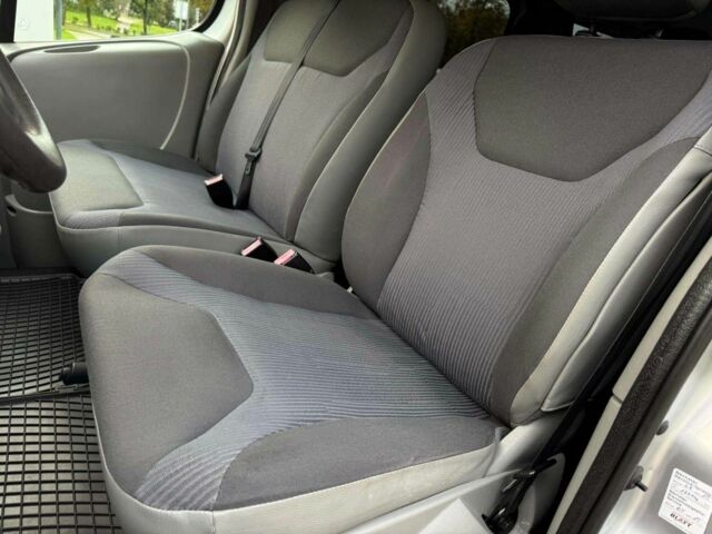 Сірий Опель Віваро, об'ємом двигуна 2.5 л та пробігом 160 тис. км за 7500 $, фото 11 на Automoto.ua