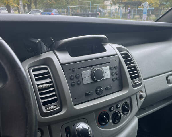 Серый Опель Виваро, объемом двигателя 2 л и пробегом 340 тыс. км за 10000 $, фото 6 на Automoto.ua