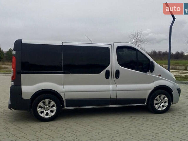 Сірий Опель Віваро, об'ємом двигуна 2 л та пробігом 254 тис. км за 9000 $, фото 3 на Automoto.ua