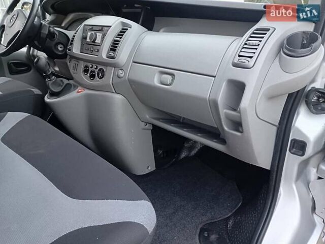 Серый Опель Виваро, объемом двигателя 2 л и пробегом 416 тыс. км за 10200 $, фото 4 на Automoto.ua