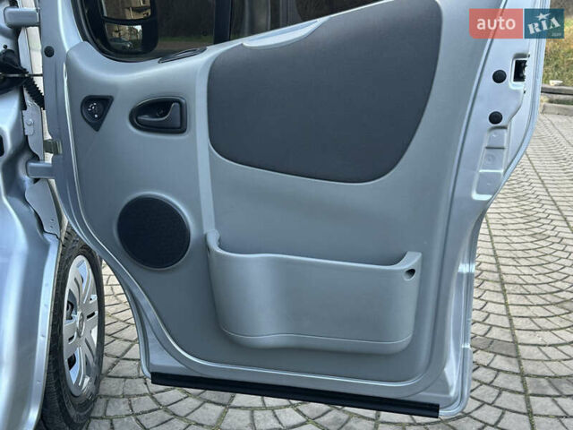 Серый Опель Виваро, объемом двигателя 2.5 л и пробегом 238 тыс. км за 13450 $, фото 12 на Automoto.ua