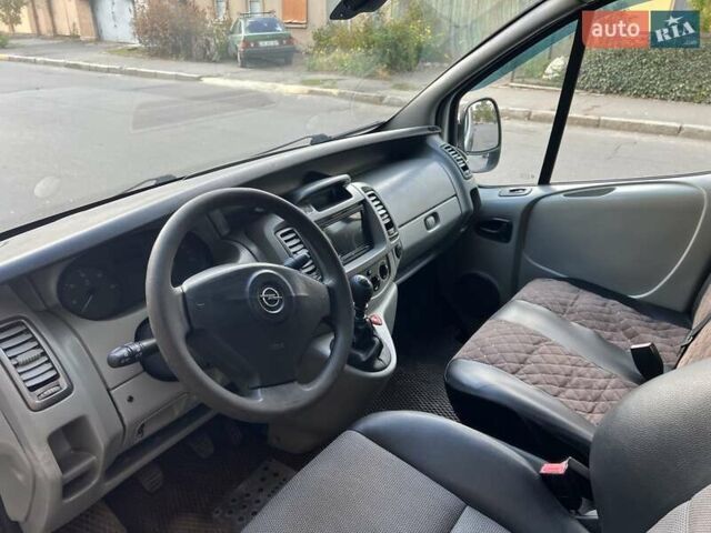 Серый Опель Виваро, объемом двигателя 2.5 л и пробегом 300 тыс. км за 7800 $, фото 6 на Automoto.ua