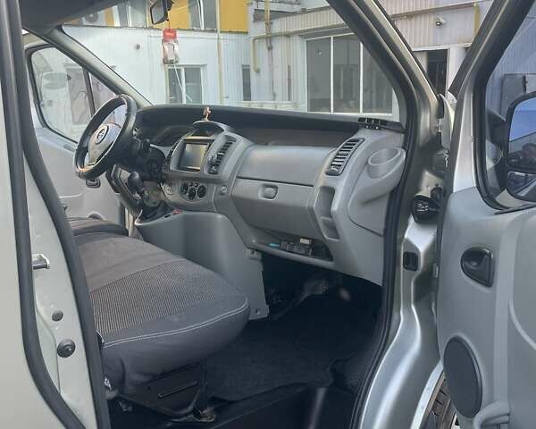 Сірий Опель Віваро, об'ємом двигуна 2 л та пробігом 212 тис. км за 10000 $, фото 12 на Automoto.ua