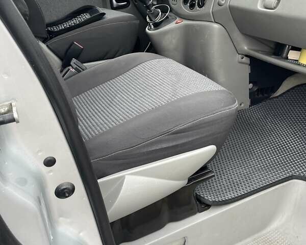 Серый Опель Виваро, объемом двигателя 2 л и пробегом 266 тыс. км за 8500 $, фото 21 на Automoto.ua