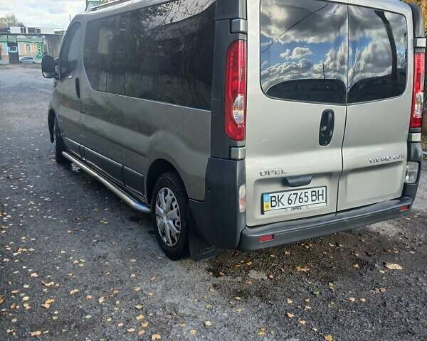 Сірий Опель Віваро, об'ємом двигуна 2 л та пробігом 212 тис. км за 10000 $, фото 9 на Automoto.ua