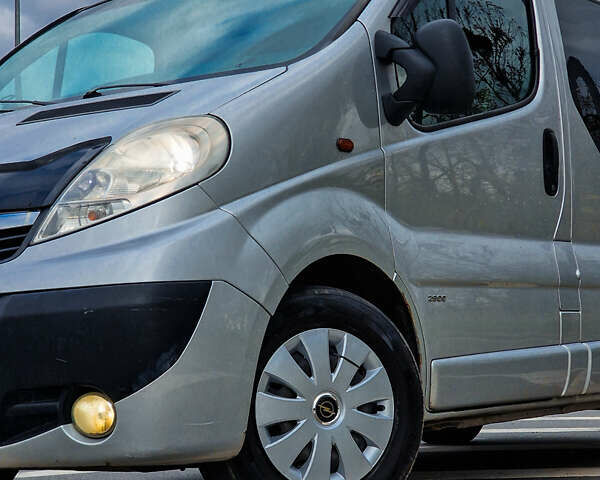 Серый Опель Виваро, объемом двигателя 2.5 л и пробегом 330 тыс. км за 9950 $, фото 1 на Automoto.ua