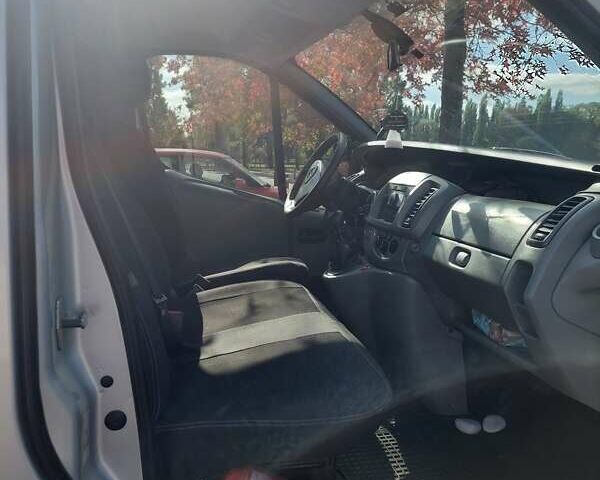 Серый Опель Виваро, объемом двигателя 2 л и пробегом 330 тыс. км за 7881 $, фото 5 на Automoto.ua