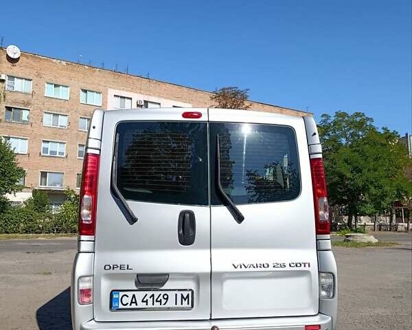 Сірий Опель Віваро, об'ємом двигуна 2.46 л та пробігом 303 тис. км за 10750 $, фото 4 на Automoto.ua