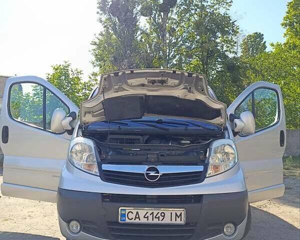Сірий Опель Віваро, об'ємом двигуна 2.46 л та пробігом 303 тис. км за 10750 $, фото 1 на Automoto.ua