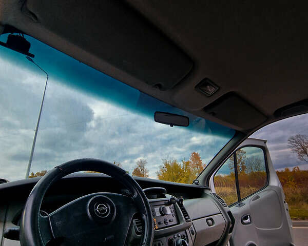 Серый Опель Виваро, объемом двигателя 2.5 л и пробегом 330 тыс. км за 9950 $, фото 12 на Automoto.ua