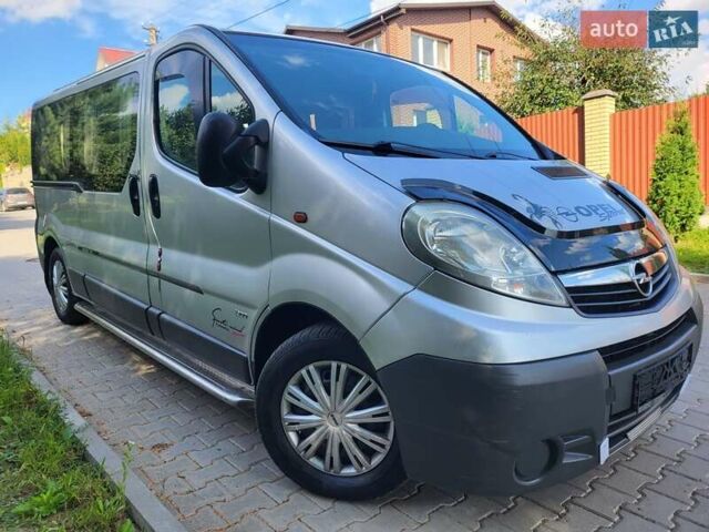 Серый Опель Виваро, объемом двигателя 2 л и пробегом 265 тыс. км за 10400 $, фото 4 на Automoto.ua