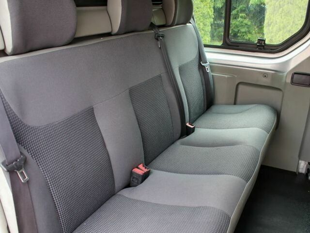 Серый Опель Виваро, объемом двигателя 2.5 л и пробегом 261 тыс. км за 7100 $, фото 2 на Automoto.ua