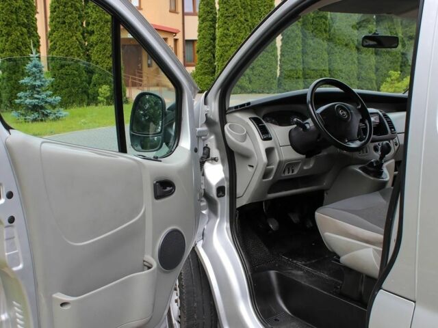 Серый Опель Виваро, объемом двигателя 2.5 л и пробегом 261 тыс. км за 7100 $, фото 16 на Automoto.ua